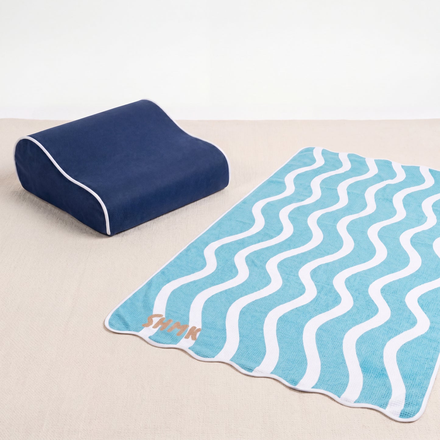 'Elitisi Towel and Pillow Bundle